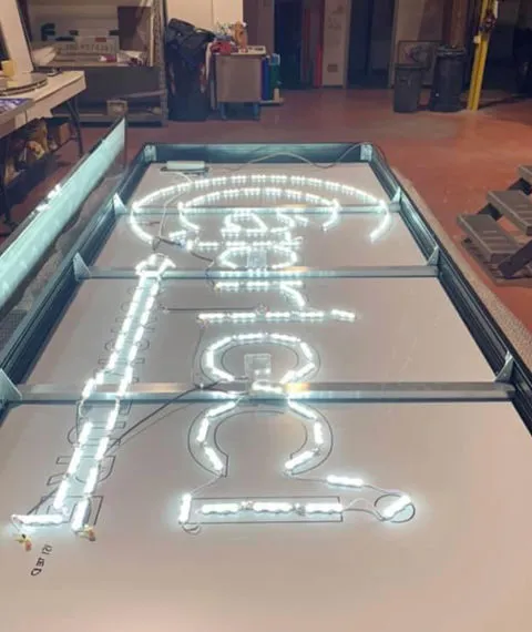 Costruzione insegna luminosa